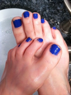 kissabletoes:  Last peek at the blue before I change it to my new color! 💙👣