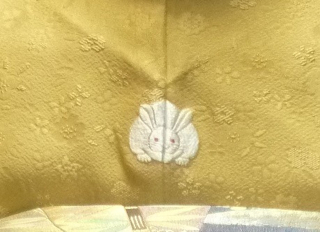 Just WOW! This iromoji kimono looks so cute with its little rabbit embroidered kamon. And this amazi