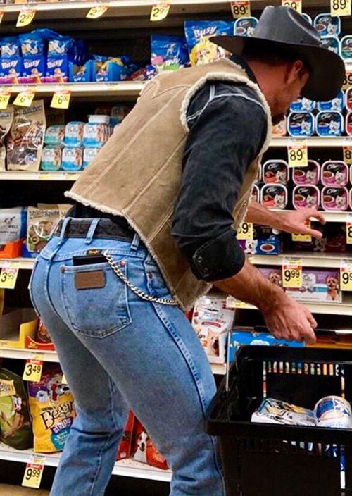 barebackbronc: this-is-it-wyo: phd-bullrider:Hot damn! What a man! He can do what ever he wants with