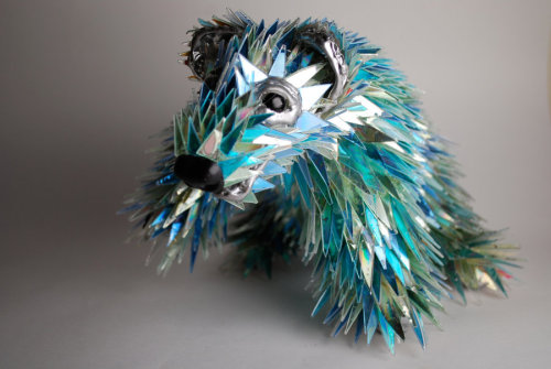 thebeautyoftheplanetearth:  Sean Avery – Animal Sculptures From Broken CDs Australian artist Sean Avery has an unique way of expressing his sculptural talents. He creates these amazing sculptures using recycled materials like old CDs, computer hard