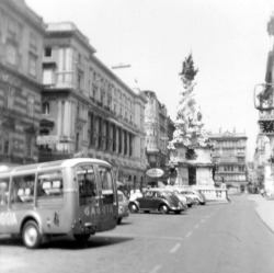 wearevintagevienna:Immer wieder faszinierend für später geborene Generationen. Der einst verparkte Graben auf einer Privataufnahme aus dem Jahr 1961 (© Josef Herrmann Privatarchiv)