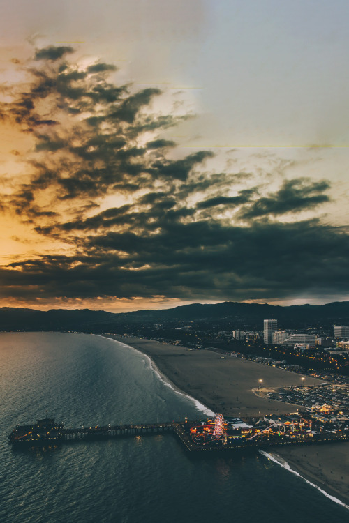 avenuesofinspiration:  Evening on the beach | Photographer © | AOI  