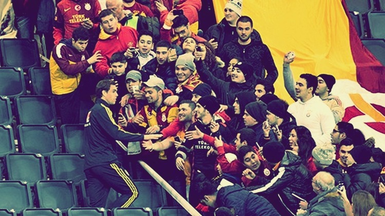 gorkemgorse:  İsveç milli takımının antrenmanında Elmander’e destekte bulunan