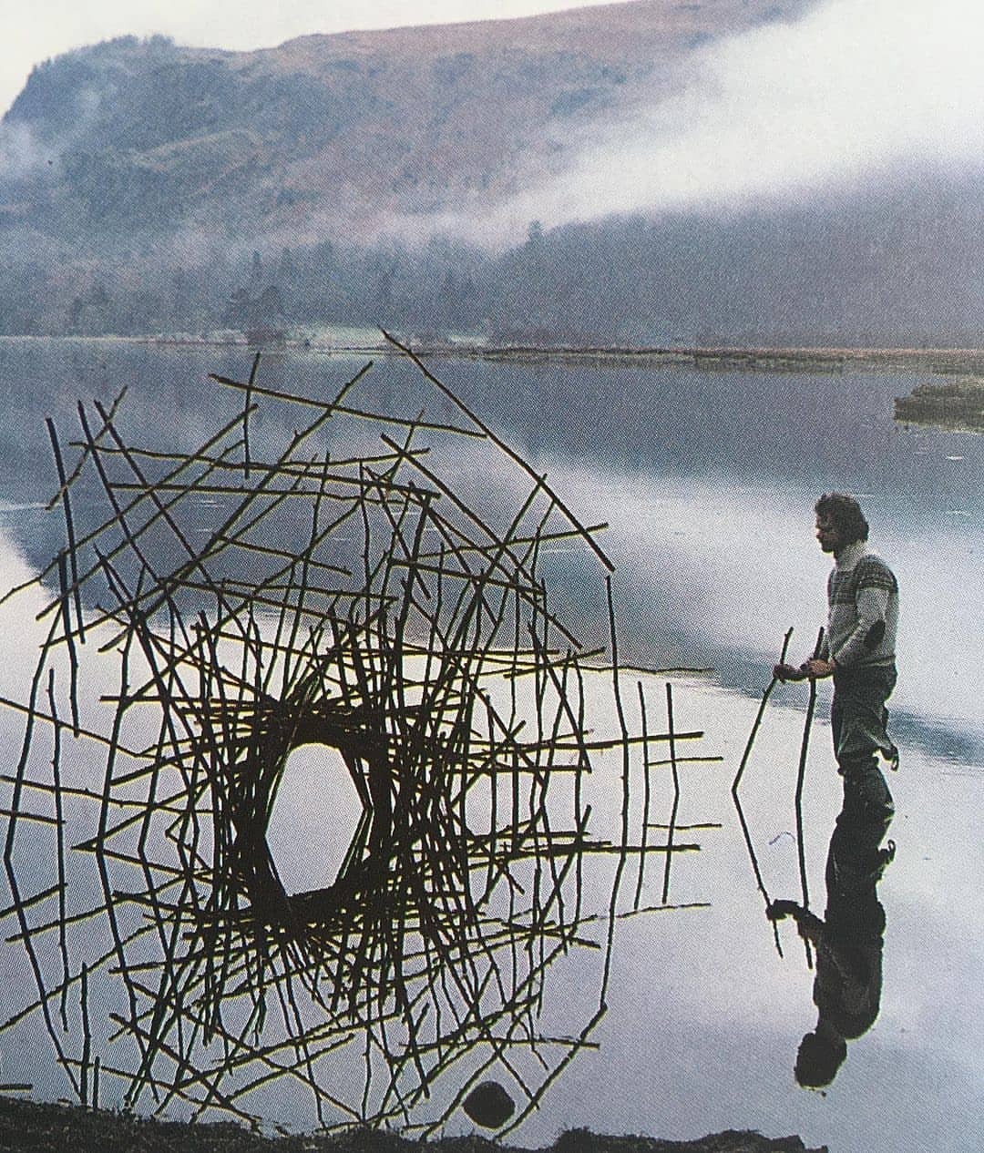 Andy Goldsworthy, Sticks framing a lake, 1986.
“I enjoy the freedom of just using my hands and "found” tools - a sharp stone, the quill of a feather, thorns. I take the opportunities each day offers: if it is snowing, I work with snow, at leaf-fall...