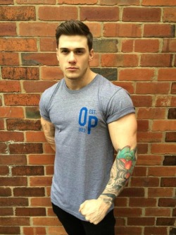 camodude:  leprinceofsins:  Fitness model Owen Harrison  http://camodude.tumblr.com/