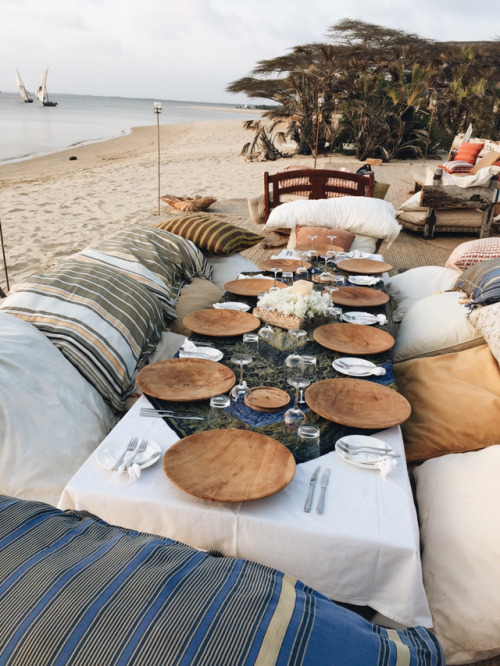 Posted : tinamotta.tumblr.comFonte : Lamu Island beach dinner, Kenya. Photo Sandy B tumblr_olytpmE2L