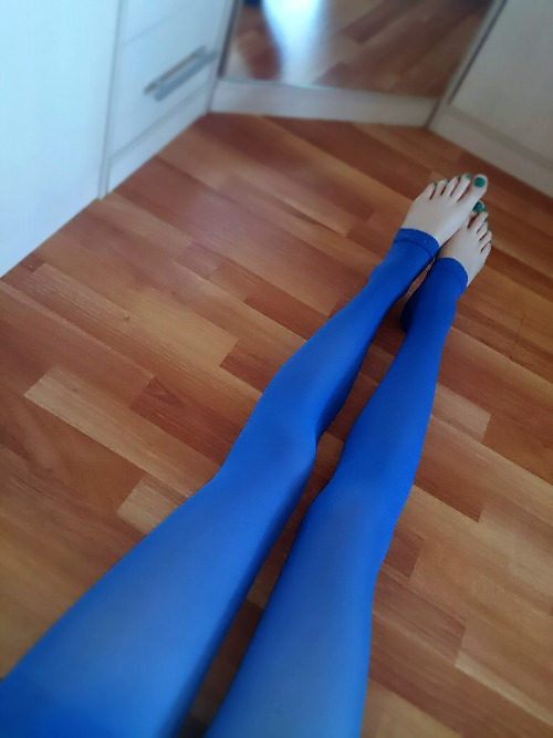 pur-purblr:  my pantyhose~