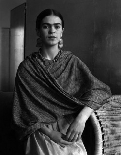 lonequixote:  Frida Kahlo by Imogen Cunningham