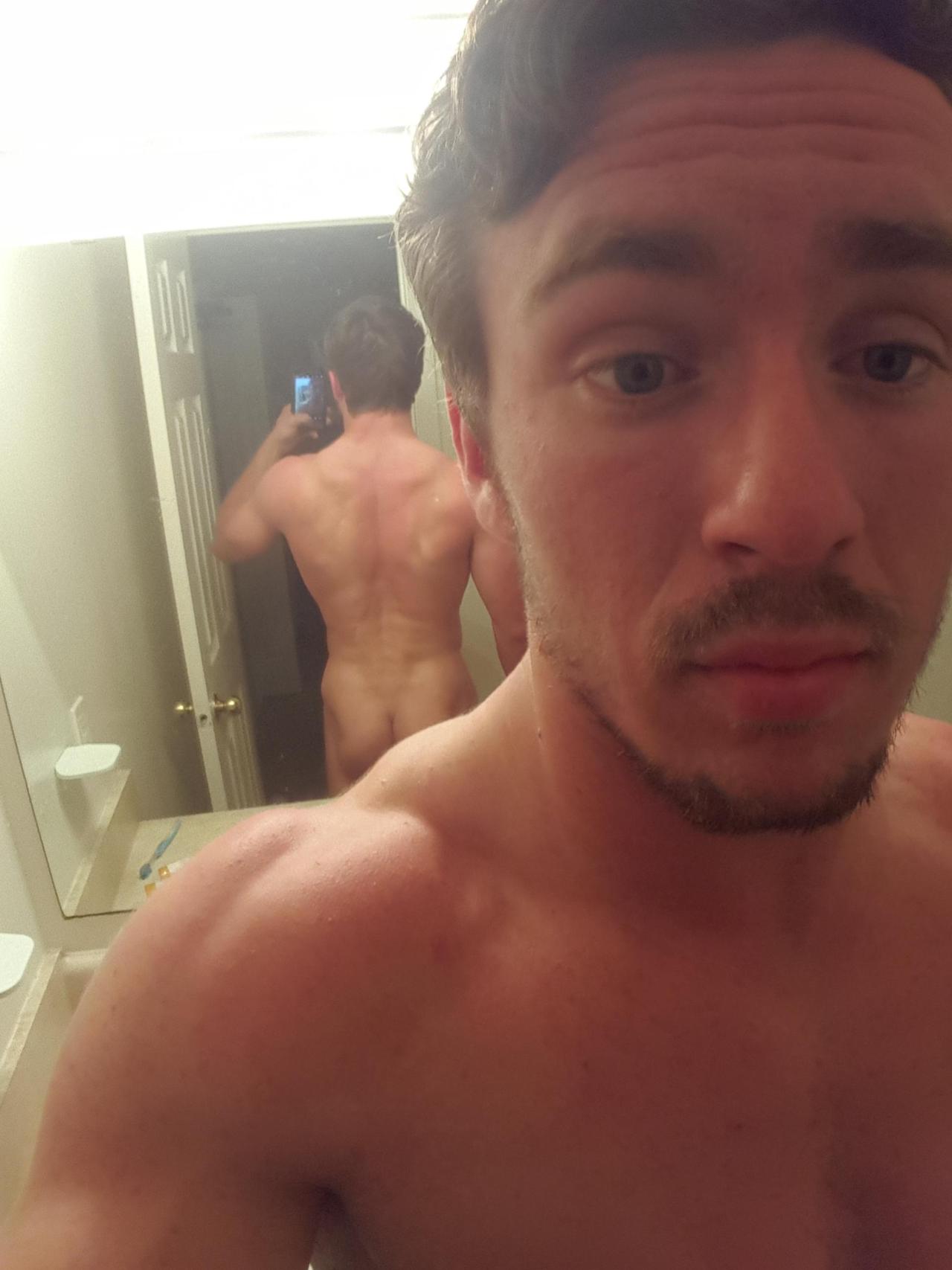 eggplantallweek:  straightdudesexting:  Straight hunk  ACTIVE GAY PORN BLOG. 24/7