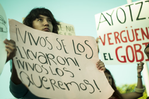 wendyrufino:   Marcha en Acámbaro, Gto. en apoyo a los normalistas de Ayotzinapa.