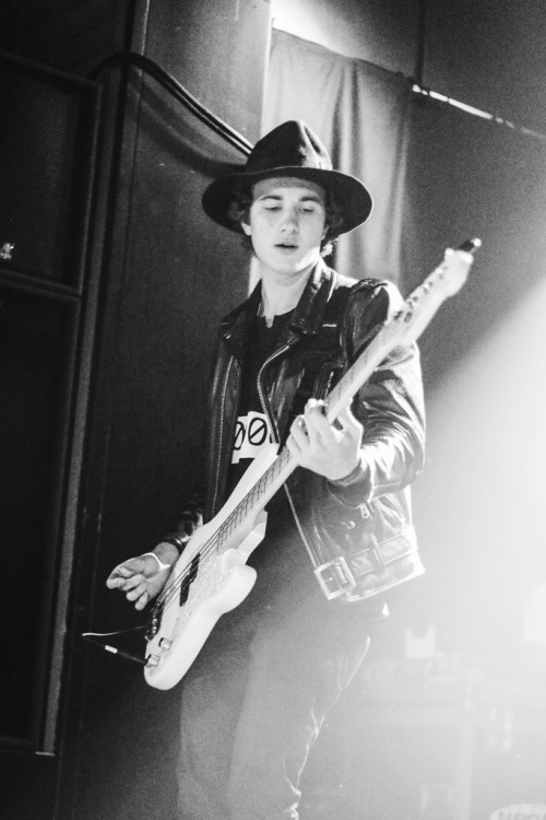 zflexs:  Mikey Margott | The Neighbourhood at Manchester Academy 10.2.14 