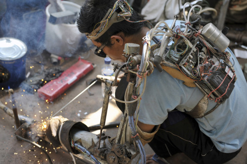 techfutures:Indonesian mechanic welds with a “robotic” arm he built for himself after he became part