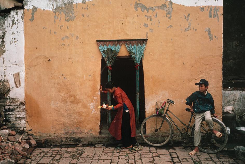 old-vietnam:VIETNAM. Hanoi. 1989. © David Alan Harvey/Magnum Photos 