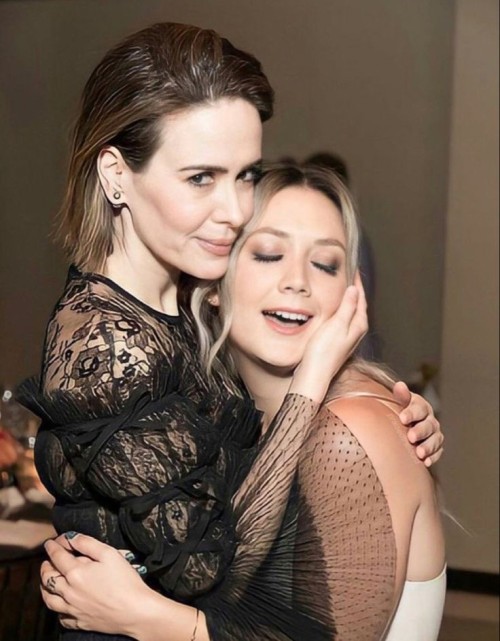 * Girls Don't Want A Boyfriend Girls Want Sarah Paulson And Billie Lourd *.*