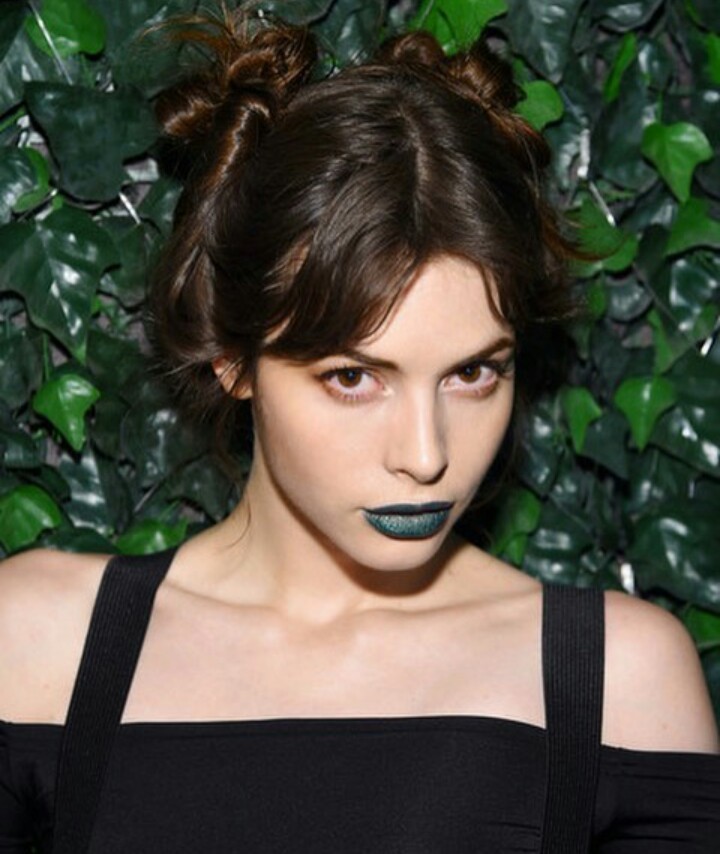 ditirolez:  Charlotte Kemp Muhl