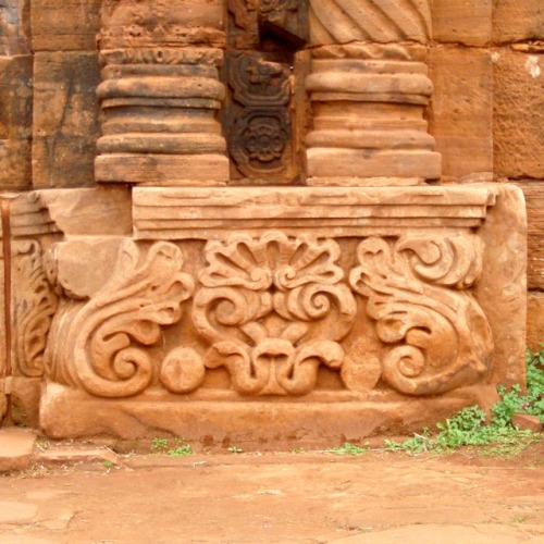 Base de columnas con decoración barroca, San Ignacio Mini, Misiones, 2007.