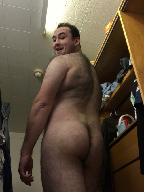 olivegardenunemployee:Ok I lied, THIS is the most nude you’ll ever see me !! Fuckin Sexy !!