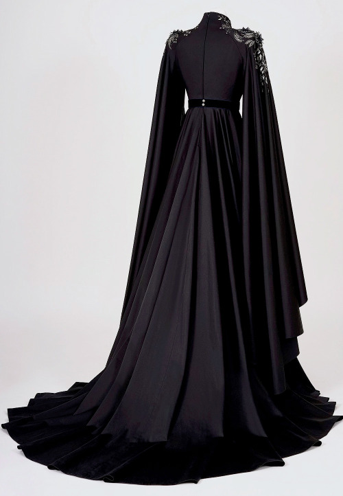 kylosolorey: evermore-fashion: Favourite Designs: Linda Friesen ‘The Raven Queen’ Haute Couture Gown