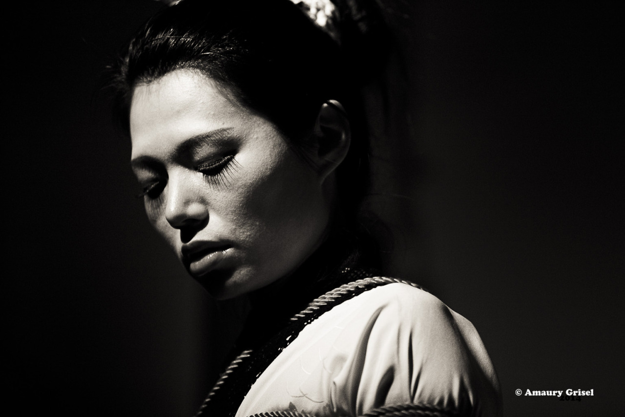 bondageisnotacrimeparis:  Nawashi Kanna performing with Kagu Ra at “la place