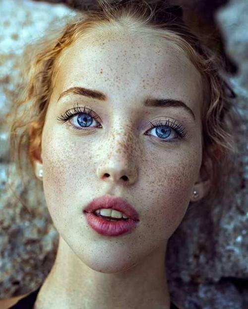 babes-with-freckles:Elena Pugliese babes-with-freckles.tumblr.com/freckles Tolle Sommerspros