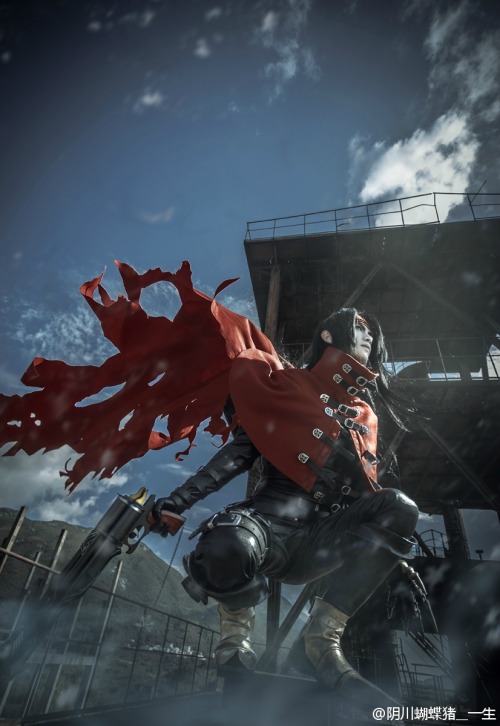 which-instant: Vincent Valentine cosplay by 阴川蝴蝶猪  (apparently this cosplay took him three years to 