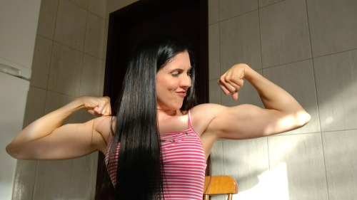  Flexing bicepshttps://onlyfans.com/muscular_goddess16 