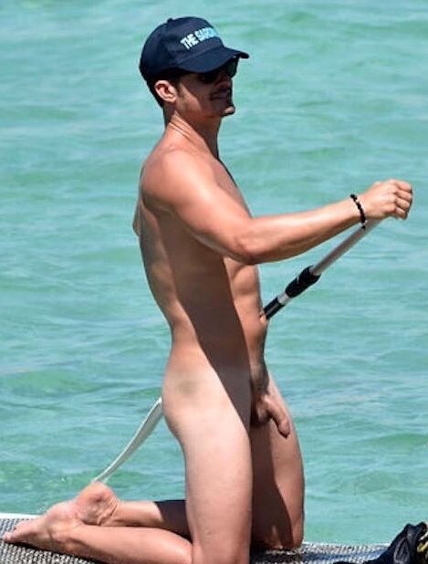 bizarrecelebnudes:  Orlando Bloom - British Actor (Part 1)Don’t know why he felt the need to kayak naked in front of a bunch of cameras but who’s complaining? Great dick. Never thought we’d see him fully naked. 