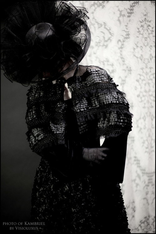 kambriel:Kambriel in the Passamenterie Capelet, Gloria di Notte skirt & Abîme Noir hat, as photo