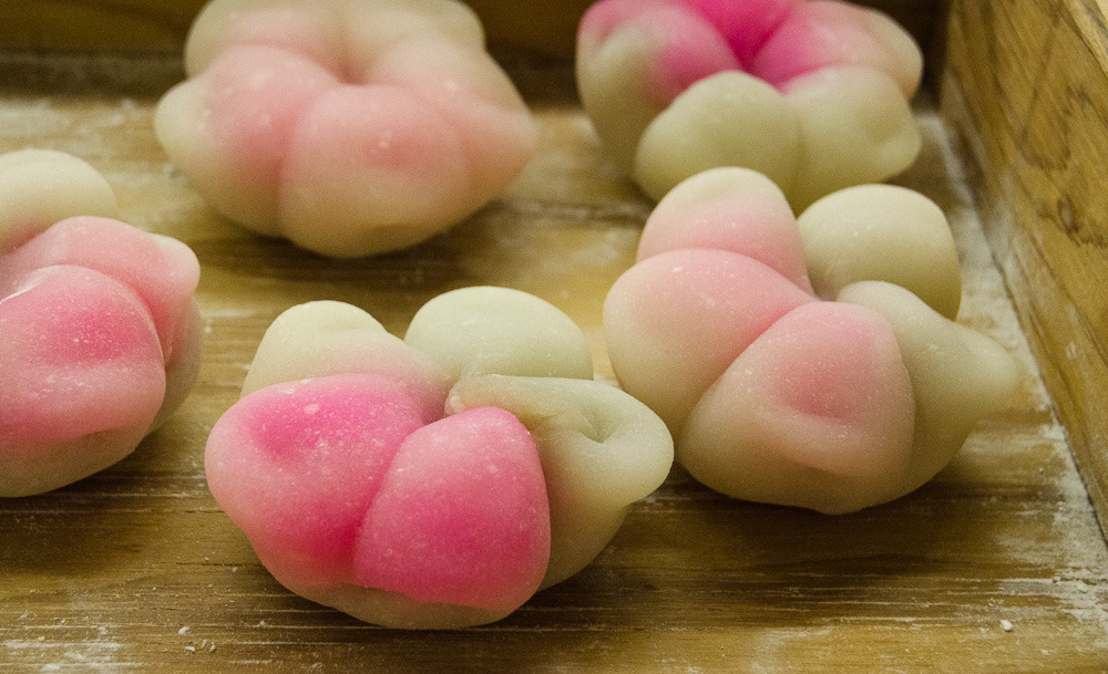 thecakebar:  Making Mochi Flowers Tutorial   I dunno man at that first picture I