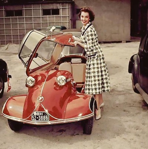 frenchcurious:“Kabinenroller”, microcar produite par Messerschmitt de 1953 à 1956. - Source Vintage Weird.