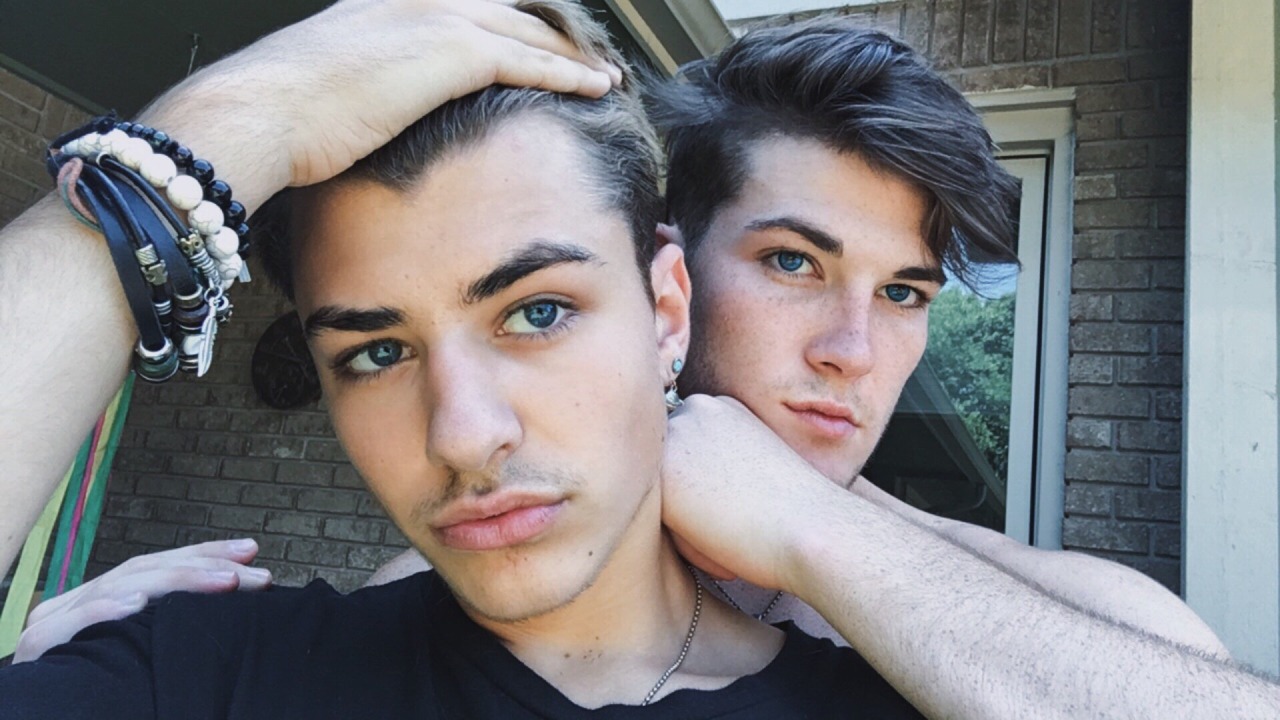 🐧 You Must Be Gay+ To View This Blog*