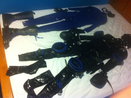 rubberlovinggent:So been a bit bored lately, thought I might take advantage of the pics I’ve had of 