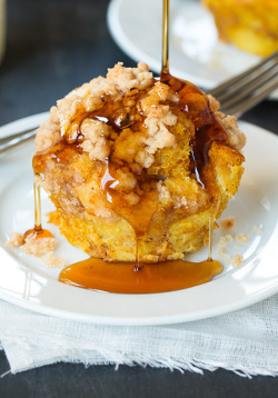 gastrogirl:  pumpkin french toast muffins with cinnamon streusel topping.