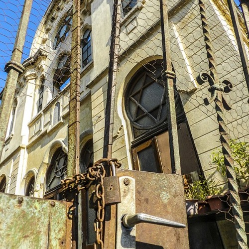 abandonedography: The now abandoned Great Synagogue of Constanta, Romania (via)