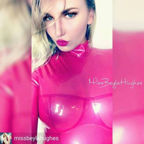 Credit to @missbeylahughes : LatexbarbieDesigner: @simonolatex #latexpants #latex #latexgirl #latexf