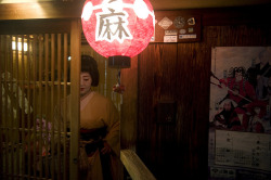 geisha-kai:  Geiko Fumikazu leaving the teahouse