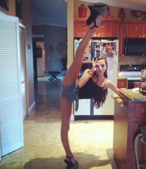 youdeservedegrading:  Daddy loves his little gymnast.