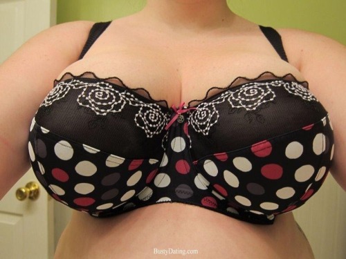 smushedbreasts:  Huge breasts smushed in a 38GG bra!!  http://smushedbreasts.tumblr.com/