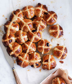 hoardingrecipes:  Apple and Cinnamon Hot Cross Buns 