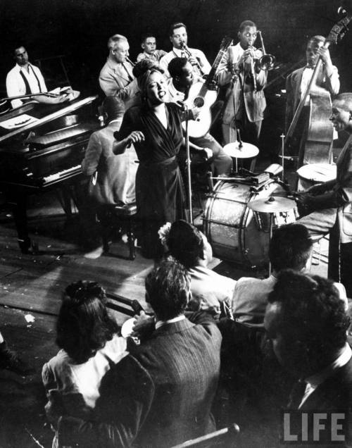 Billie Holiday at the Gjon Mili jam session(Gjon Mili. 1943