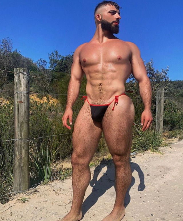 manhumpsxxx:Who is this? 👅 I want to see the back view 