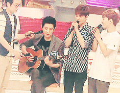 happyvirus-deactivated20160703:  chanyeol playing guitar @ 1000 songs challenge 