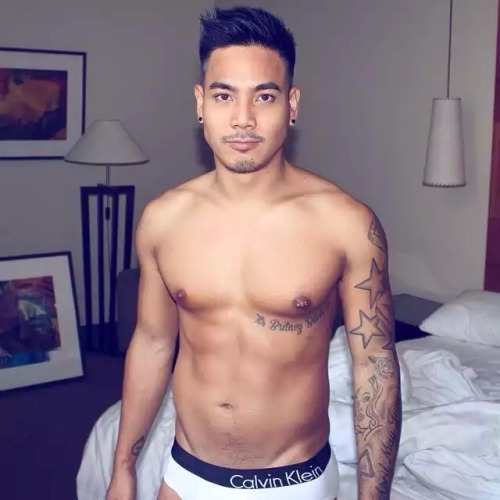 renz808:  rebelziid:  Tattooed Hunk [ Gorgeous Asian guy with a great bod! ]  Hottie 