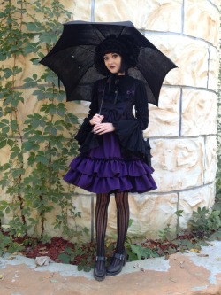 blackroseponpon:  Went to the ren faire last weekend~ Jsk made by me, blouse by meta 