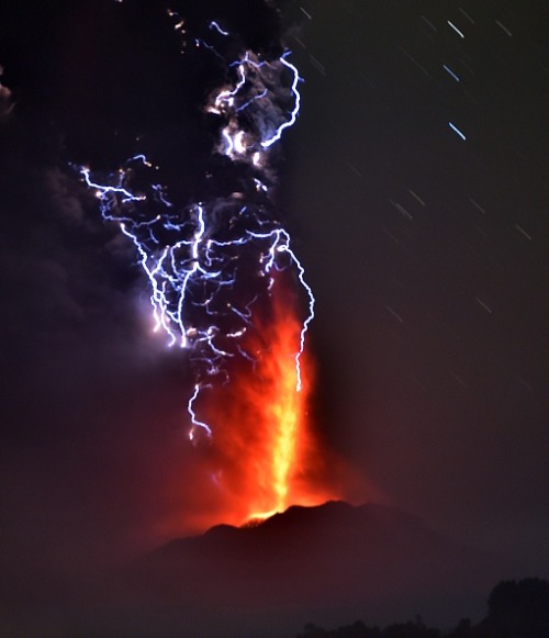 buzzfeednews:  Insane view of the Calbuco volcano during Wednesday’s eruption, as volcanic lightning strikes and lava spews into the air, in southern Chile.