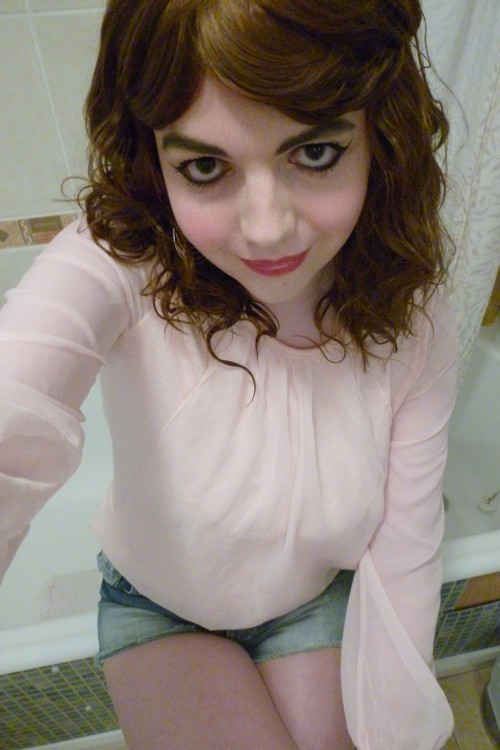 lucy-cd:  PicturesSuch a cute outfit, absolutely adore these new shorts & heels! <3