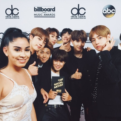 bangtan:With #BTS in the #BBMAs press room with our live.ly correspondent @YoJessicaFlores ! #BTSBBM