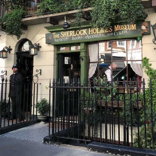 chi-va-piano-arriva-dopo: The Sherlock Holmes Museum: 221b Baker Street. “Life is infinitely s