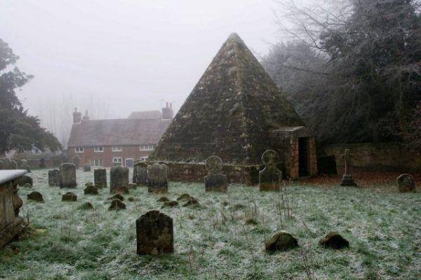 les-sanglots-longs:  The Pyramid tomb of “Mad Jack” Fuller - village of Brightling
