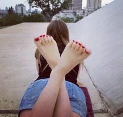 pretty-footfetish-yula:  Foot teasing and